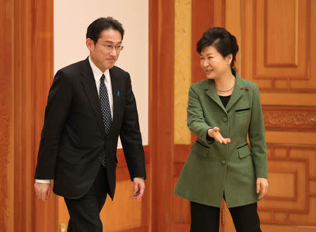 Japan's Foreign Minister Fumio Kishida (L) is greeted by South Korea's President Park Geun-hye at the Presidential Blue House in Seoul, South Korea, December 28, 2015. REUTERS/Baek Seung-ryol/Yonhap