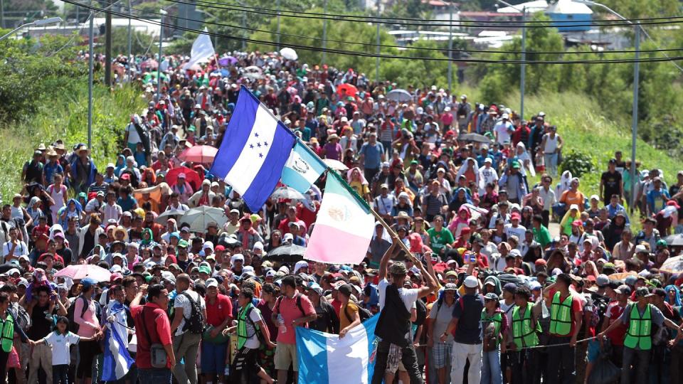 Migranten aus Mittelamerika, darunter viele Frauen und Kinder, setzen bie Ciudad de México den Marsch in Richtung USA fort. Foto: Arturo Monroy/NOTIMEX