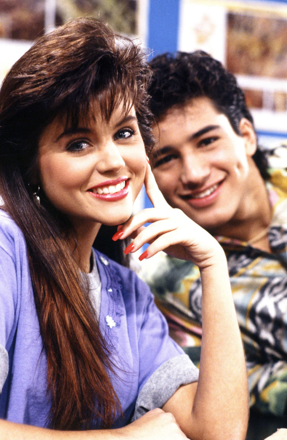 Tiffani Thiessen as Kelly Kapowski and Mario Lopez as A.C. Slater in 