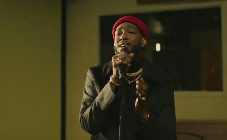 En esta imagen tomada de video, Ant Clemons canta en el espectáculo "Celebrating America", tras la ceremonia de investidura del presidente Joe Biden, el miércoles 20 de enero del 2021. (Biden Inaugural Committee via AP)