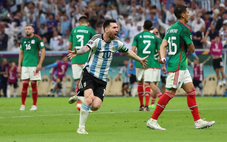 Foto del sábado del capitán de Argentina Lionel Messi celebrando tras marcar ante México