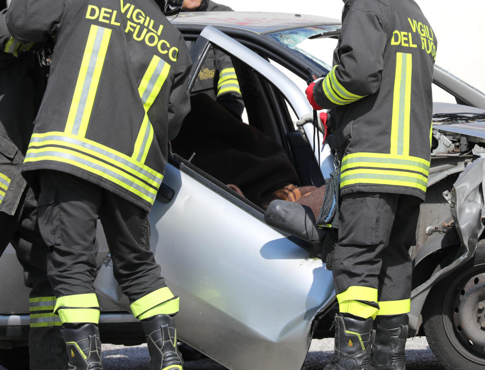 Roma, travolti alla fermata del bus: 5 feriti