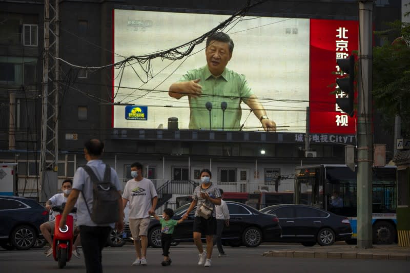 2022年7月1日，北京街頭的大螢幕正在播報習近平訪港的消息。（美聯社）