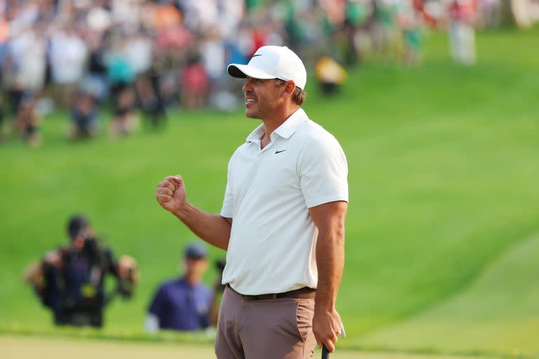 El festejo de Koepka en el green del 18: es su quinto major