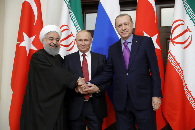 La Russie, l'Iran et la Turquie ont approuvé mercredi l'idée d'organiser prochainement à Sotchi un congrès des peuples syriens, initiative destinée à engager un dialogue politique et à trouver une solution à six années de guerre civile en Syrie. /Photo prise le 22 novembre 2017/REUTERS/Kremlin/Mikhail Metzel