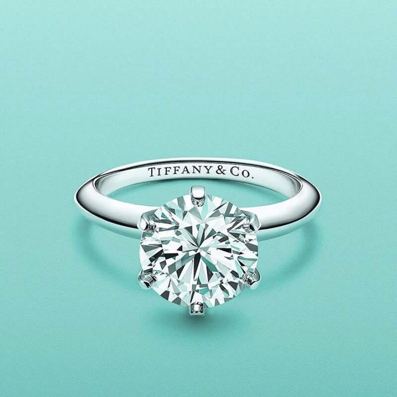 誕生於1886年的Tiffany® Setting 六爪鑲嵌，揭開了鑽石戒指設計的新紀元