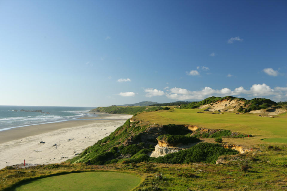 <em>The 444-yard, par-4 13th hole on Pacific Dunes is a Tom Doak masterpiece.</em><p>David Cannon / Contributor /Getty Images</p>