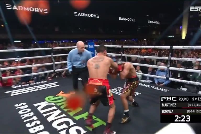 La sangre de Jade Bornea salpicada en la cámara de la transmisión de la pelea que ganó Fernando Martínez; el argentino le rompió una oreja al filipino.