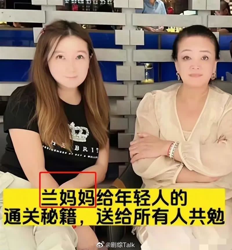 汪小菲的新歡劉亦桐（左）親密稱張蘭是「蘭媽媽」。（圖／翻攝自微博）