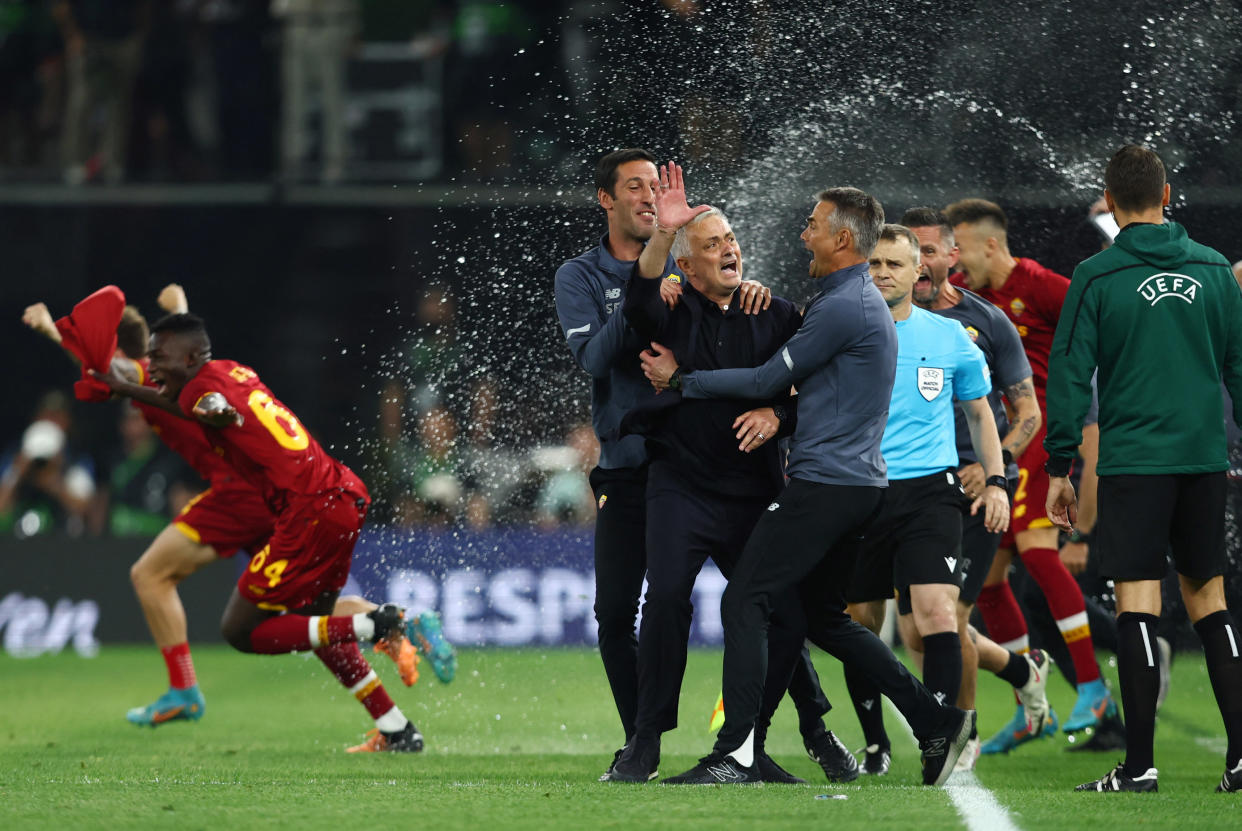 El entrenador de AS Roma, José Mourinho, celebra después de ganar la Europa Conference League. (Foto: REUTERS/Marko Djurica_