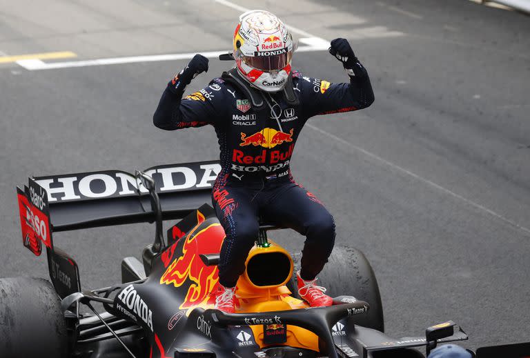 El piloto de Red Bull Max Verstappen de Holanda celebra en su auto tras ganar el Gran Premio de Mónaco