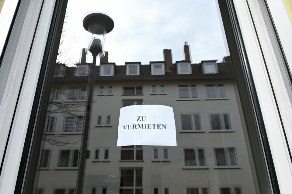 19 March 2020, Hessen, Kassel: A slip of paper with the inscription "For rent" hangs in the window of an apartment building. Photo: Uwe Zucchi/dpa (Photo by Uwe Zucchi/picture alliance via Getty Images)