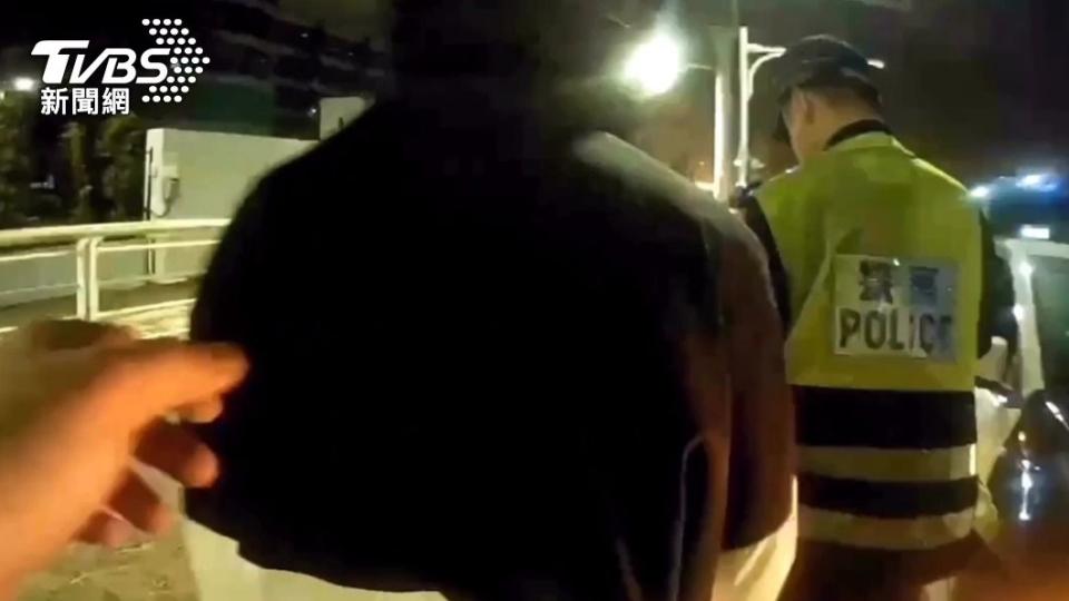 員警告知潘女身分，她也錯愕得說不出話，只好配合警方被逮捕解送歸案。（圖／TVBS）