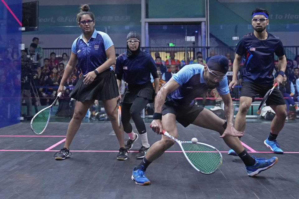 India's Harinder Pal Singh Sandhu, second right, competes during the mixed doubles squash final against Malaysia at the 19th Asian Games in Hangzhou, China, Thursday, Oct. 5, 2023. (AP Photo/Aijaz Rahi)