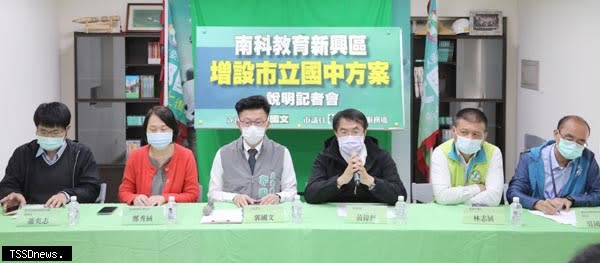 南市長黃偉哲、立委郭國文、南市議員林志展、南科管理局副局長鄭秀絨與國教署國中小組副組長蕭奕志說明設立國中案件最新進度。（記者李嘉祥攝）