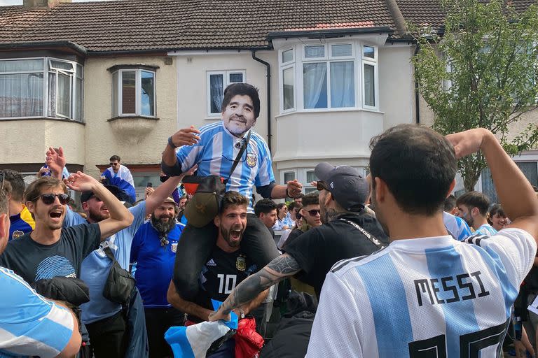 El recuerdo de Maradona estuvo presente entre los argentinos que coparon las adyacencias del estadio de Wembley