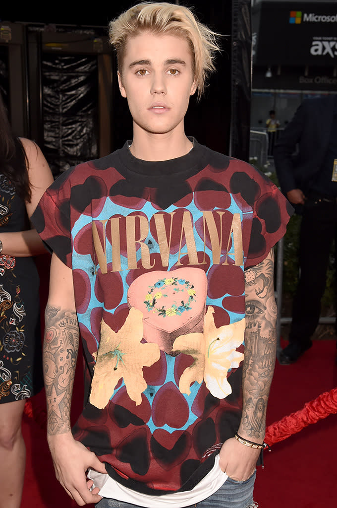 Justin Bieber walks the red carpet. (Photo: Jeff Kravitz/AMA2015/FilmMagic)