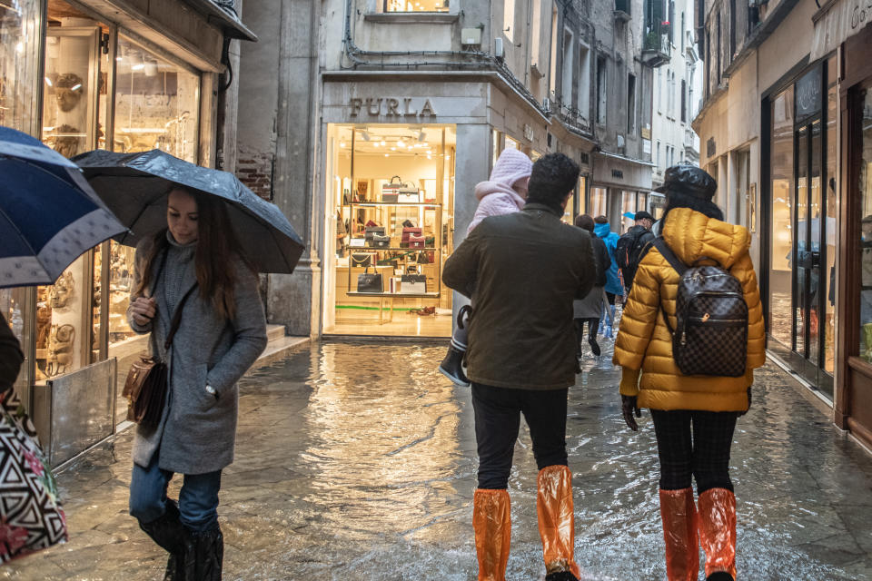 L'Amministrazione comunale di Venezia presenterà richiesta di stato di crisi alla Regione Veneto. Il sindaco Brugnaro: "Tutti i cittadini e le imprese raccolgano materiale utile a dimostrare i danni subiti con fotografie, video, documenti o altro nei prossimi giorni comunicheremo le modalità precise per la richiesta di contributo". Disposta intanto la chiusura delle scuole di Venezia e isole di ogni ordine e grado. (Photo by Giacomo Cosua/NurPhoto via Getty Images)