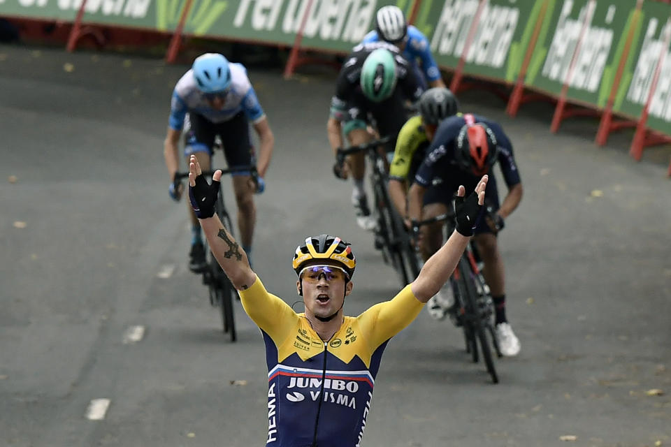 El esloveno Primoz Roglic festeja tras ganar la primera etapa de la Vuelta a España, entre Irún y Arrate, el martes 20 de octubre de 2020. (AP Foto/Alvaro Barrientos)