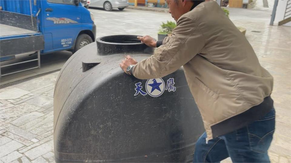 久旱不雨！奮起湖老街缺水危機　商家自救「山下買水運上山」