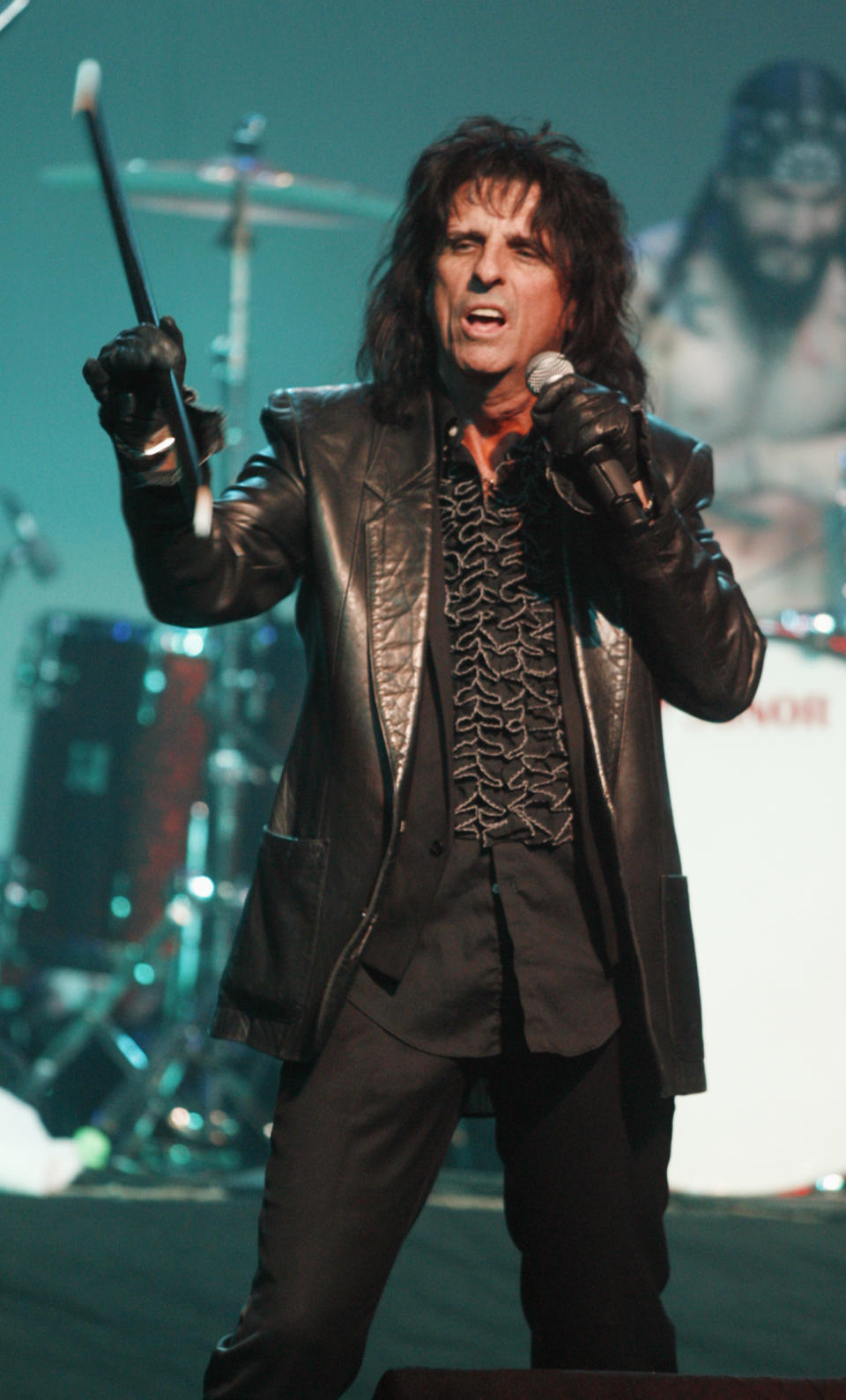 Rock star Alice Cooper performs at the MusiCares MAP Fund benefit concert in Hollywood, California May 9, 2008. Cooper was honored with the Stevie Ray Vaughan Award for his support of MusiCares which provides access to addiction recovery treatment for members of the music community at the concert.  REUTERS/Fred Prouser                (UNITED STATES)