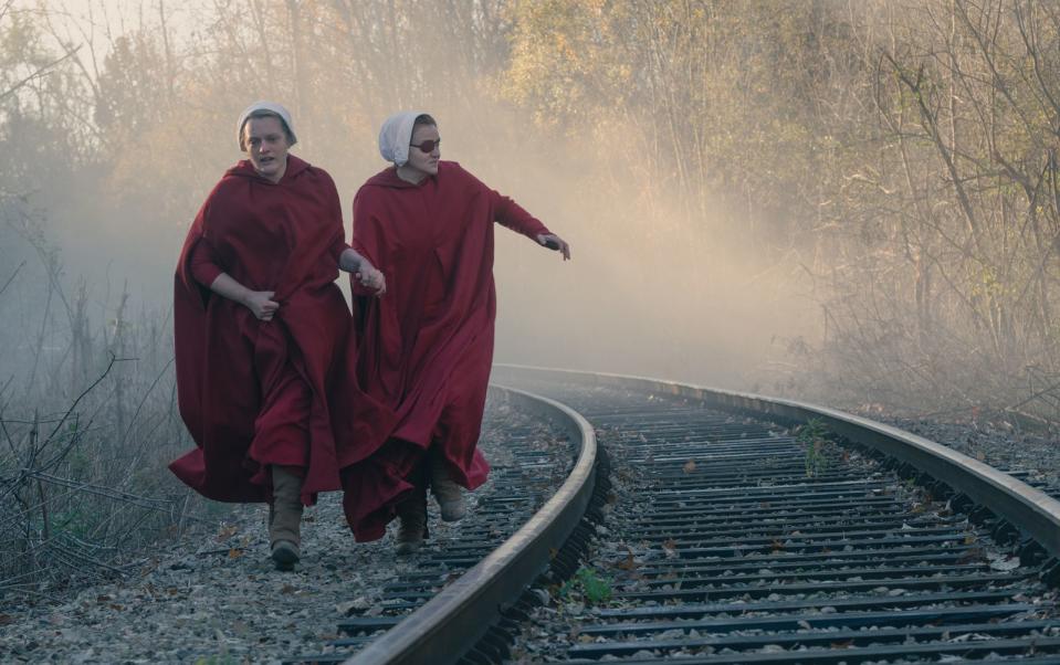 "Handmaid's Tale" geht in die vierte Staffel: Die rebellierenden "Mägde" June (Elizabeth Moss, links) und Janine (Madeline Brewer) fliehen vor dem totaitären Regime. (Bild: Sophie Giraud/Hulu/Magenta TV)