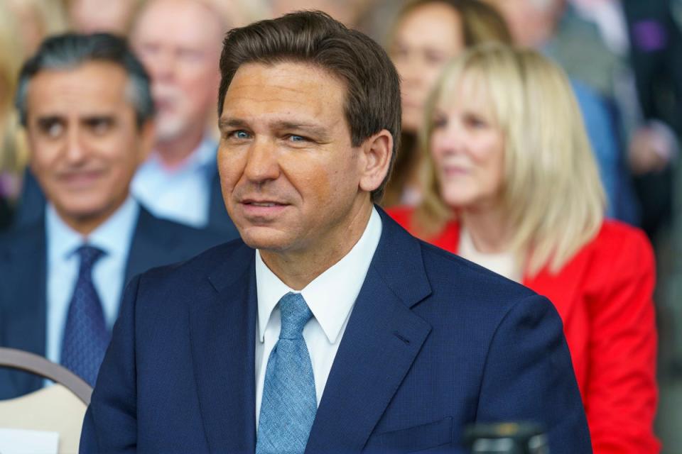 El gobernador republicano de Florida, Ron DeSantis, se sienta con su familia antes de dirigirse a sus seguidores en la Biblioteca Presidencial Ronald Reagan en Simi Valley, California, el domingo 5 de marzo de 2023. DeSantis ha comenzado silenciosamente a expandir su coalición política en sus términos justo cuando publica un libro, 