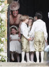 <p>Ja, guck mal, wer da ist! Die kleine Prinzessin Charlotte scheint die Hochzeit ihrer Tante genauso zum Jubeln zu finden wie Mama Kate. Ihr großer Bruder Prinz George dagegen hielt sich im Hintergrund: Er tummelte sich erst mal lieber mit den anderen Blumenkindern, gesellte sich dann … </p>