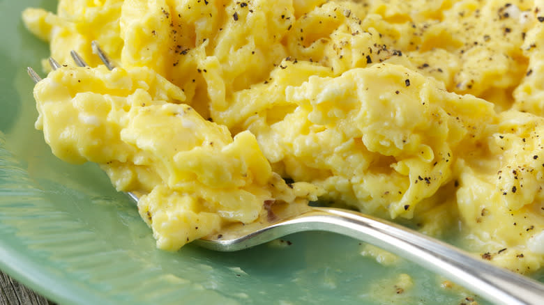 scrambled eggs with fork