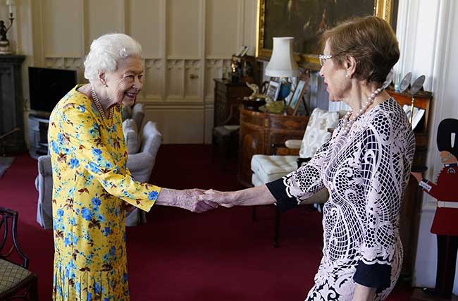 the-queen-yellow-dress-handshake