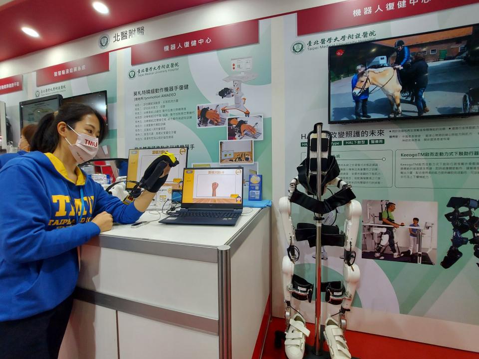 臺北醫學大學附設醫院引進的三台下肢復健機器人，可以為不同復健階段的病人提供不同程度的步態訓練，圖為混合輔助動力下肢型外骨骼機器人(HAL)。圖/北醫提供。