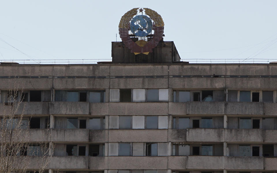 The coat of arms of the former Soviet Union is seen on the roof of a house in the abandoned city of Pripyat near Chernobyl nuclear power plant April 23, 2013. Ukraine will mark the 27th anniversary of the Chernobyl disaster, the world's worst civil nuclear accident, on April 26. REUTERS/Gleb Garanich (UKRAINE - Tags: DISASTER ENERGY ANNIVERSARY)