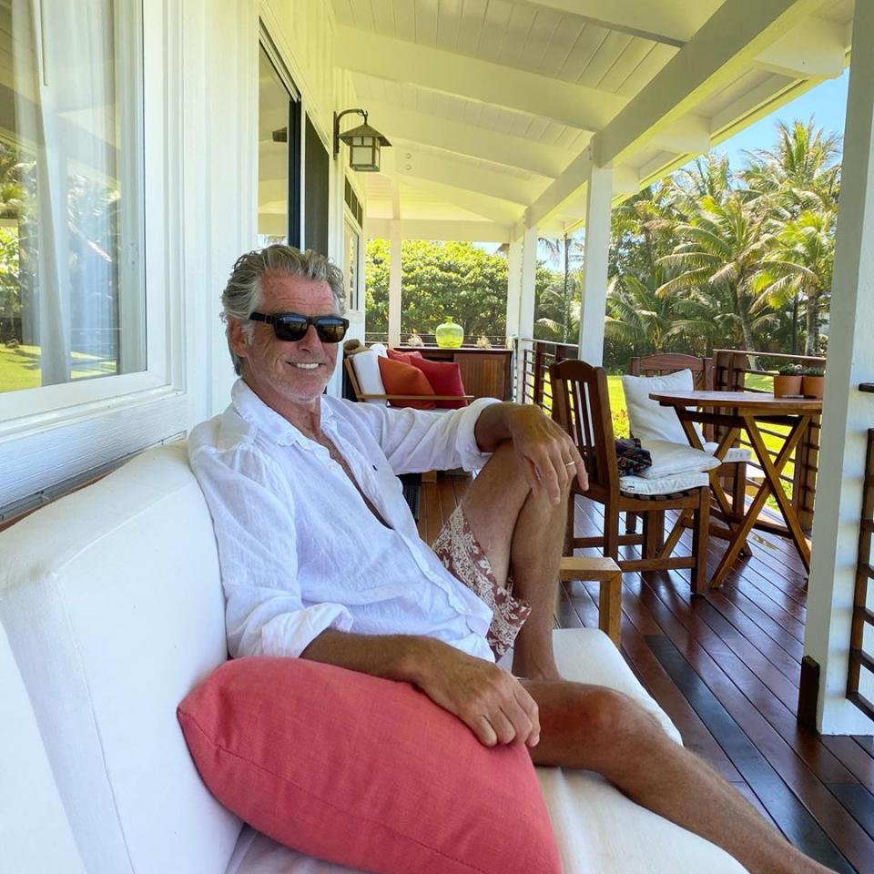 Confiné ou en vacances ? Difficile à dire puisque Pierce Brosnam a rejoint sa sublime villa située sur l’île de Kauai dès le début de la crise sanitaire mondiale et ne l’a jamais quittée ! En tout cas, l’air d’Hawaï semble convenir à celui qui restera toujours James Bond dans le cœur des fans de l’espion britannique. © Instagram @piercebrosnanofficial
