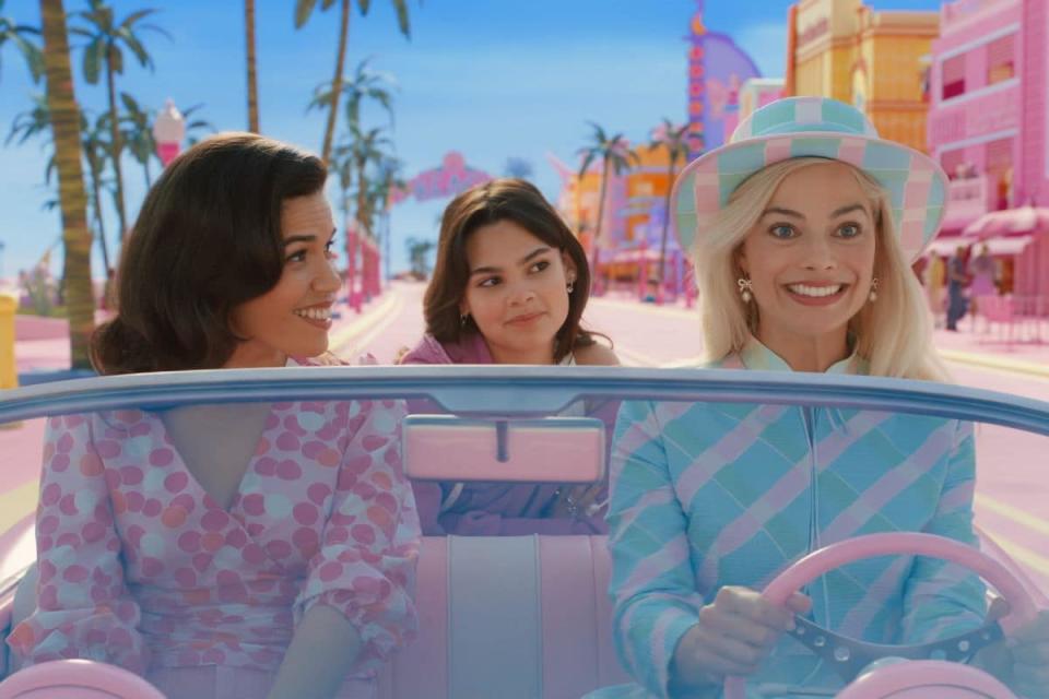 America Ferrera, Ariana Greenblatt y Margot Robbie en Barbie