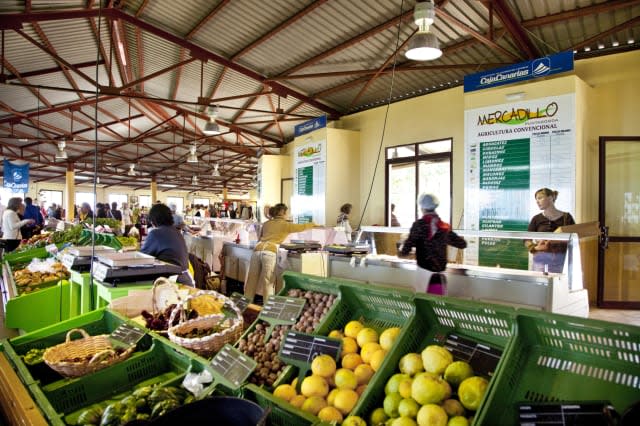 People and market stands at the farmers' market, Puntagorda, La Palma, Canary Islands, Spain, Europe