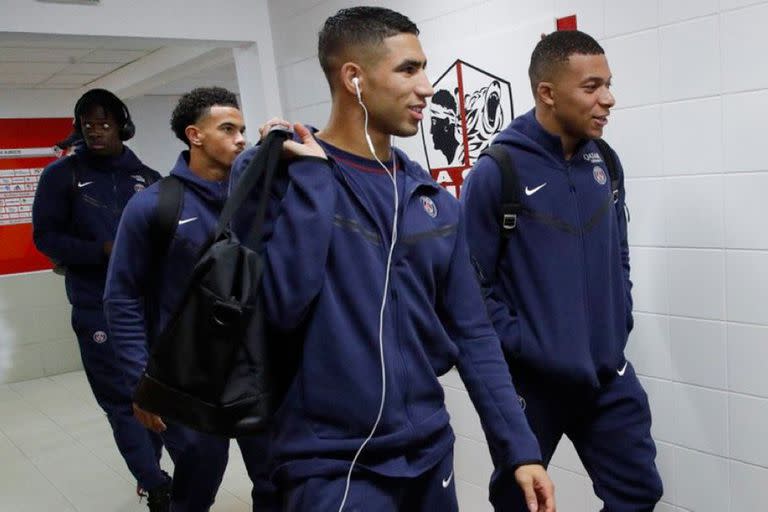 Kylian Mbappé y Achraf Hakimi lideran la llegada del plantel de PSG al estadio de Ajaccio