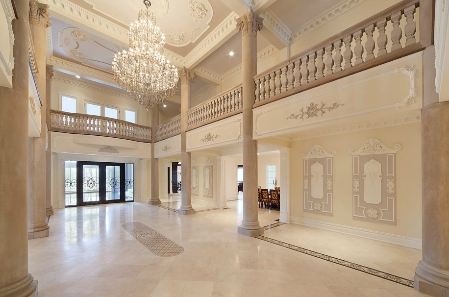 The grand hall features imposing pillars, each weighing more than 2 tons. It opens onto an <a href="http://bit.ly/PYgbqz" rel="nofollow noopener" target="_blank" data-ylk="slk:opulent indoor pool;elm:context_link;itc:0;sec:content-canvas" class="link ">opulent indoor pool</a>.