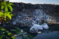 Toneladas de basura se amontonan en fosas, a orillas de carreteras o en márgenes de ríos, como este situado en la provincia de Adana, al sur del país. (Foto: Yasin Akgul / AFP / Getty Images).