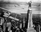 <p>Es ist einer der Filme, bei dem Zuschauer schreiend aus dem Kinosaal gerannt sein sollen: 1933 waren Filmmonster noch etwas Neues; ein solches Ungetüm wie King Kong hatte das Publikum noch nie gesehen. Die bekannteste Szene aus dem frühen Filmtrick-Meisterwerk "King Kong und die weiße Frau": der Affe auf dem Empire State Building in New York, kurz vor seinem tragischen Ende. (Bild: Kinowelt)</p> 