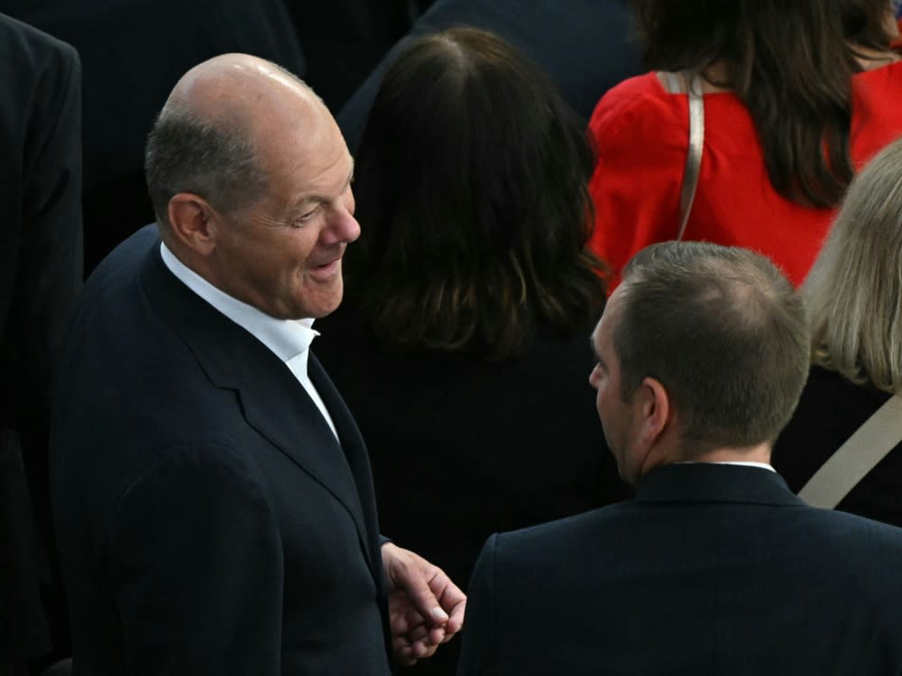 Kanzler Olaf Scholz bei der EM im Stadion (JAVIER SORIANO)