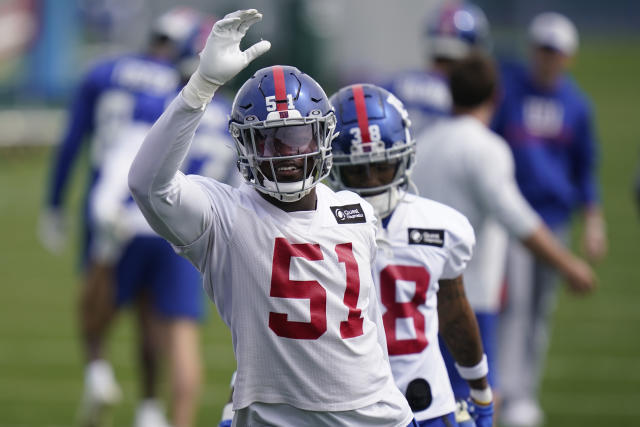 New York Giants' defensive coordinator Wink Martindale, right, talks with  quarterback Daniel Jones during a practice at the NFL football team's  training facility in East Rutherford, N.J., Thursday, May 26, 2022. (AP