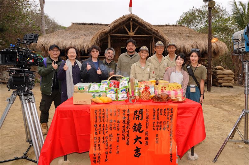 戲劇《聽海湧》製作人湯昇榮和導演、演員合影。（圖／公視提供）