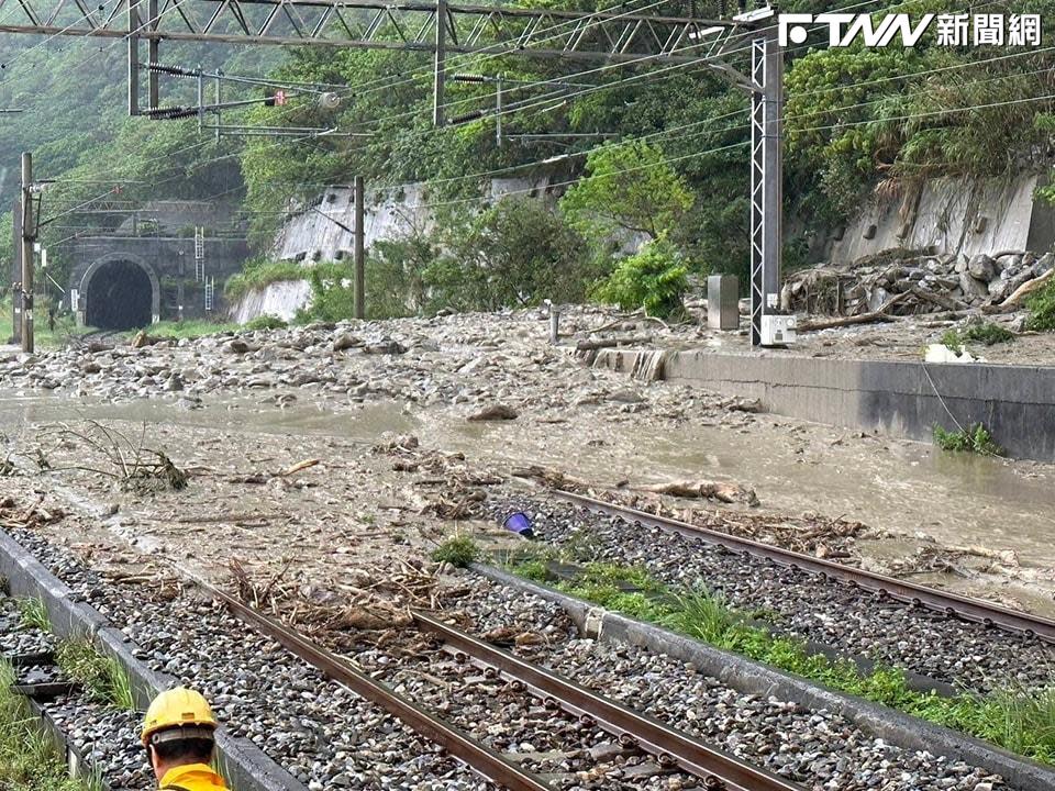 豪雨導致土石流淹沒台鐵軌道，台鐵人員於深夜積極搶修。（圖／翻攝宜花東災害通報臉書專頁）