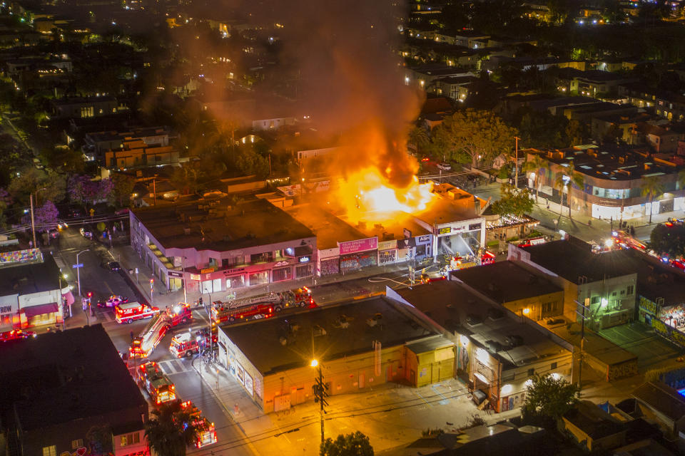 Varios edificios del distrito financiero de Fairfax, en Los Ángeles, arden tras ser incendiados por los manifestantes este 30 de mayo. (Foto: David McNew / Getty Images).