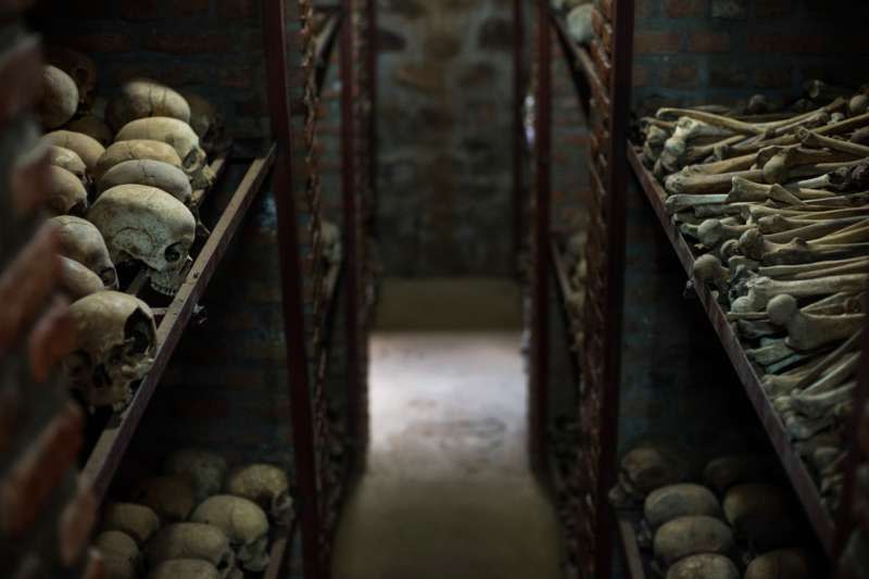 盧安達大屠殺的受害者遺骨，防腐處理後被保存在博物館中。（維基百科公有領域）