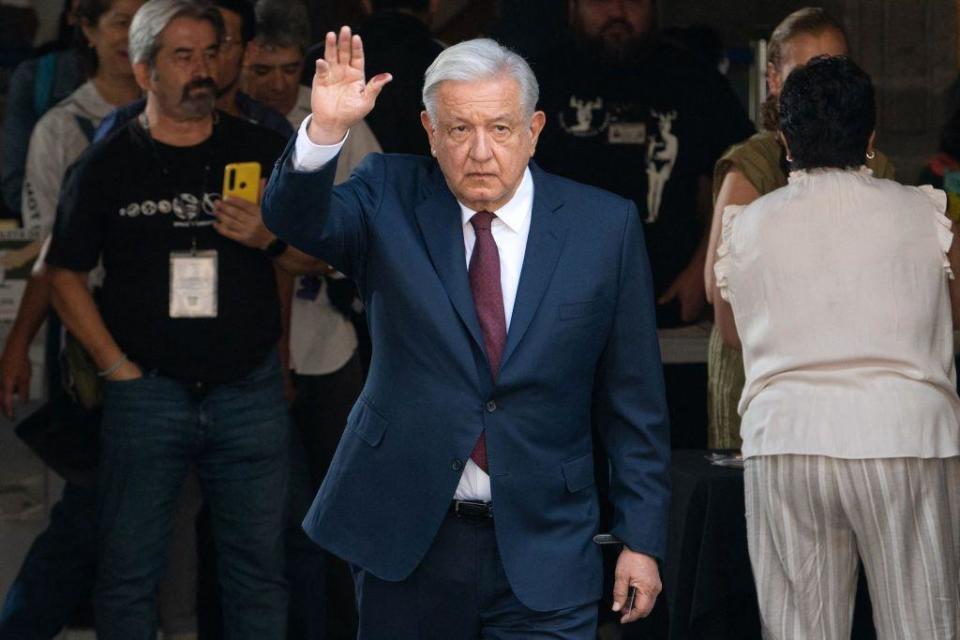 El presidente de México, Andrés Manuel López Obrador, ejerciendo su derecho al voto en en la Ciudad de México, el 2 de junio de 2024.