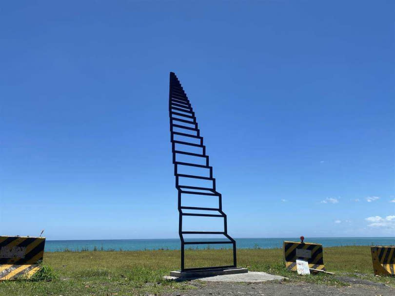 「通往天堂的階梯」理念獨特，在藍天白雲下更顯別緻，展出後立刻大受歡迎，許多遊客爭相到此打卡。（圖／報系資料照）