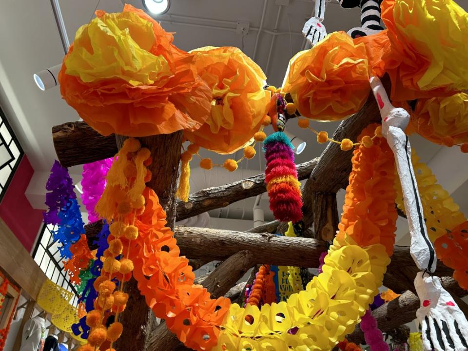 An arc of flowers or paper flowers on an ofrenda display at Colores Mexicanos. <p>Alani Vargas/Parade</p>