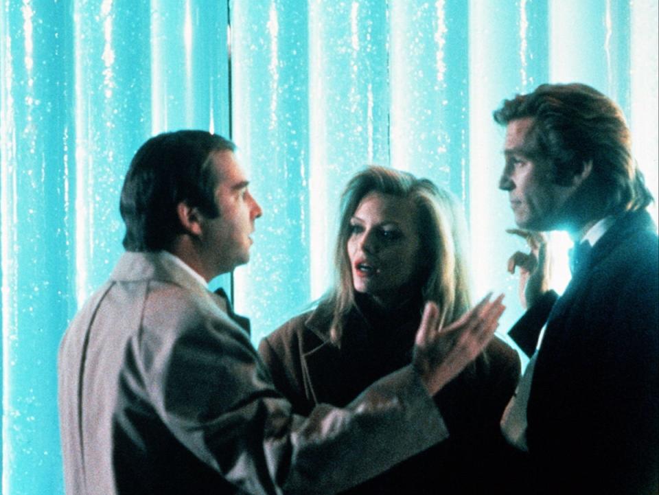 Michelle Pfeiffer with Jeff Bridges (right) and Beau Bridges (left) in ‘The Fabulous Baker Boys’ (ITV/Shutterstock)