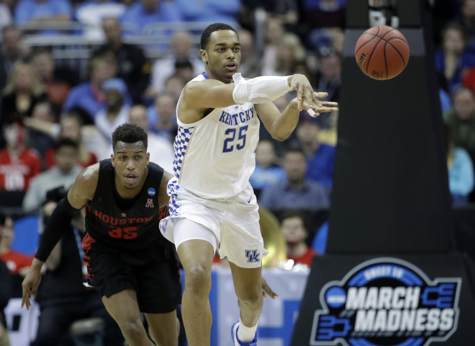 Kentucky's PJ Washington (25) passes as Houston's Fabian White Jr. gives chase during the second half of a men's NCAA tournament college basketball Midwest Regional semifinal game Friday, March 29, 2019, in Kansas City, Mo. (AP Photo/Charlie Riedel)